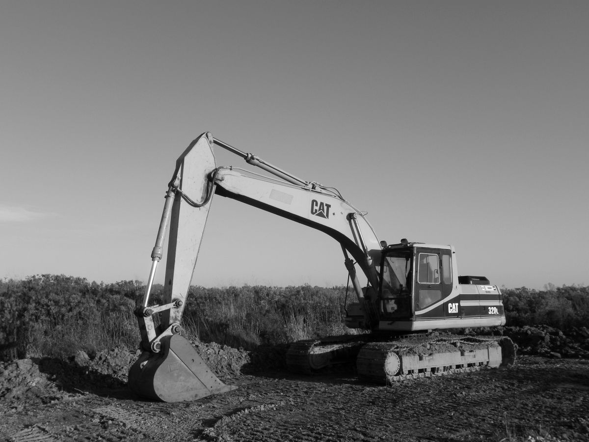 Excavator pe roți sau pe șenile: care este potrivit pentru șantierul tău