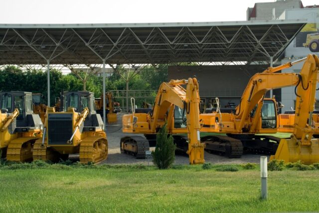 Excavator pe șenile sau pe pneuri: cum alegi în funcție de teren și de lucrare
