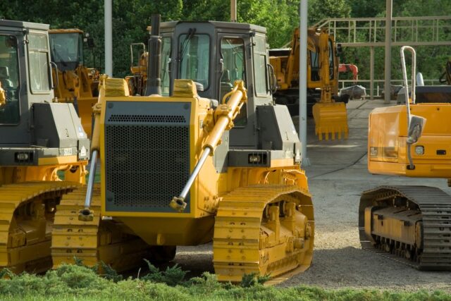 Tarif pe zi, pe oră de motor sau pe lună: cum compari corect ofertele de închiriere